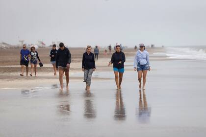 Aunque con nubosidad y lloviznas, hoy en Cariló muchos turistas disfrutaron de caminatas por el mar