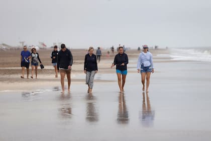 Aunque con nubosidad y lloviznas, hoy en Cariló muchos turistas disfrutaron de caminatas por el mar