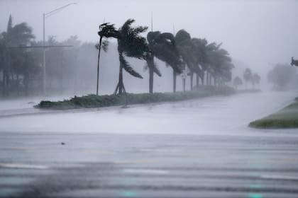 Aunque degradado a categoría 2, el huracán Irma causaba destrozos en Naples, al norte de Marco Island, donde tocó tierra por segunda vez