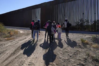 Aunque disminuyeron los cruces, personas parte de grupos humanitarios notificaron que estos continúan sobre todo de familias enteras