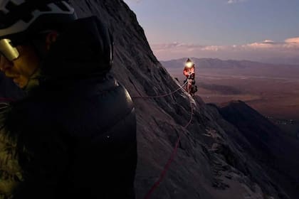 Aunque el escalador permaneció entre ocho y nueve horas de pie, el operativo completo tardó unas 15 horas hasta que el hombre estuvo a salvo