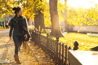 Aunque el frío seguirá presente, el pronóstico anticipa momentos de sol y una leve mejora en las temperaturas (Foto: Freepik)