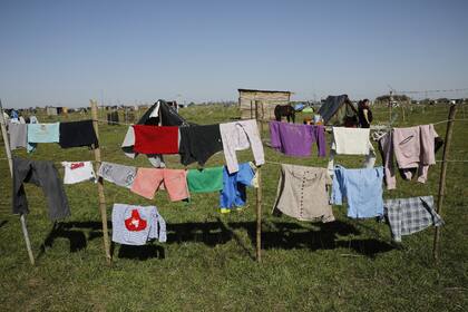Aunque el gobierno de Axel Kicillof avanza en acuerdos para el retiro de las familias de la toma, los vecinos de los alrededores dudan del desalojo y se mantienen expectantes de las resoluciones de la Justicia