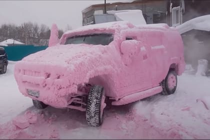 Aunque el hielo cubrió el todoterreno, se pudo abrir una de sus puertas y poner en marcha su motor