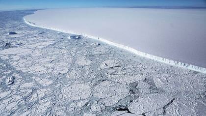 Aunque el nuevo iceberg es enorme, no es tan grande como el A68 (fotografiado en esta imagen) cuyo tamaña equivale a cuatro veces el de Londres.