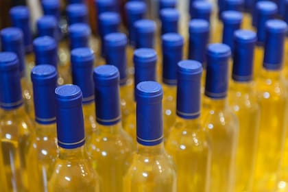 Aunque el proceso no es 100% artesanal como al principio, siguen haciendo manualmente el etiquetado, encapsulado y rotulado de las botellas.
