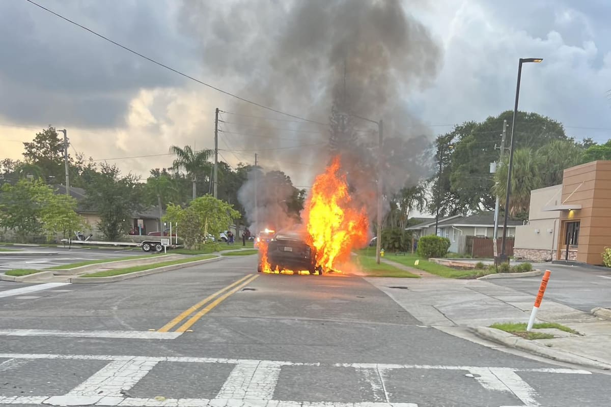 Aunque el propietario logró sacar el auto de la zona de inundación, por causas desconocidas se detonó el fuego que lo dejó en cenizas