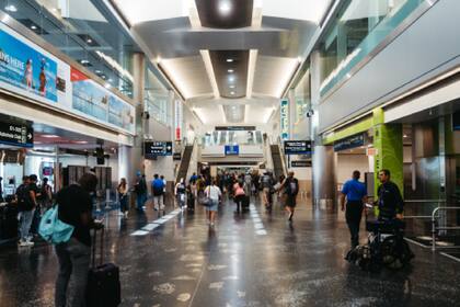 Aunque el servicio de envoltura de maletas en el Aeropuerto de Miami no es obligatorio, muchos viajeros lo consideran una medida de seguridad esencial, sobre todo en vuelos hacia Cuba (Archivo)