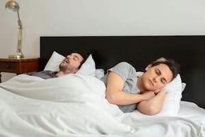 Aunque en nuestra cultura resulta extraño que una pareja duerma separada sería lo mejor para la salud, según los expertos