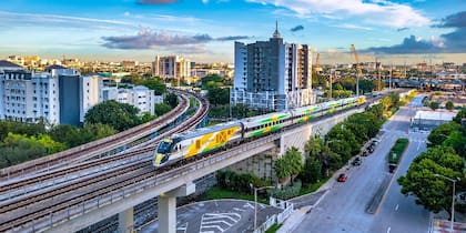 Aunque en un principio estaba planeada una estación en Disney Springs, Brightline diseñó una ruta con dos estaciones nuevas cercanas a la zona de parques