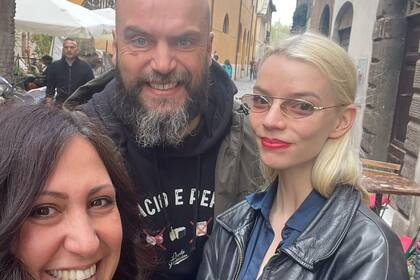 Aunque en un principio se conformaron con grabarla a distancia, finalmente no pudieron resistir y se tomaron la foto del recuerdo con Anya Taylor-Joy