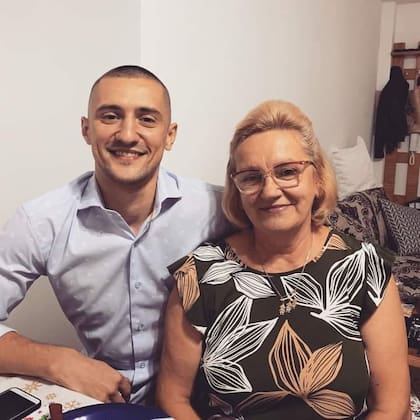 Aunque era enfermera, cuando llegó al país Ganna trabajó de empleada doméstica para aprender el idioma. En la imagen, está junto a su hijo Andrés, recientemente graduado de odontólogo.