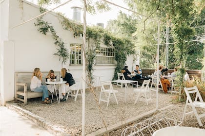 Aunque es muy amplio, el local (o la casa, podríamos decir) no tiene mesas, que se reservaron para la calle o el patio. Adentro, se pide, se recorre y se admira.