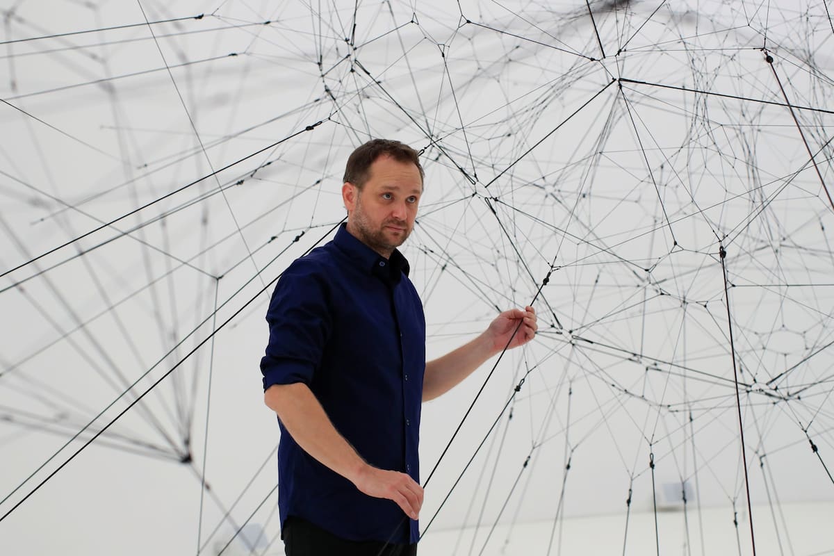 Aunque es optimista, el artista argentino, radicado en Berlín, cree que la crisis actual agravará las desigualdades en el mundo; confía en que el arte ofrezca “otras perspectivas sobre las cosas”