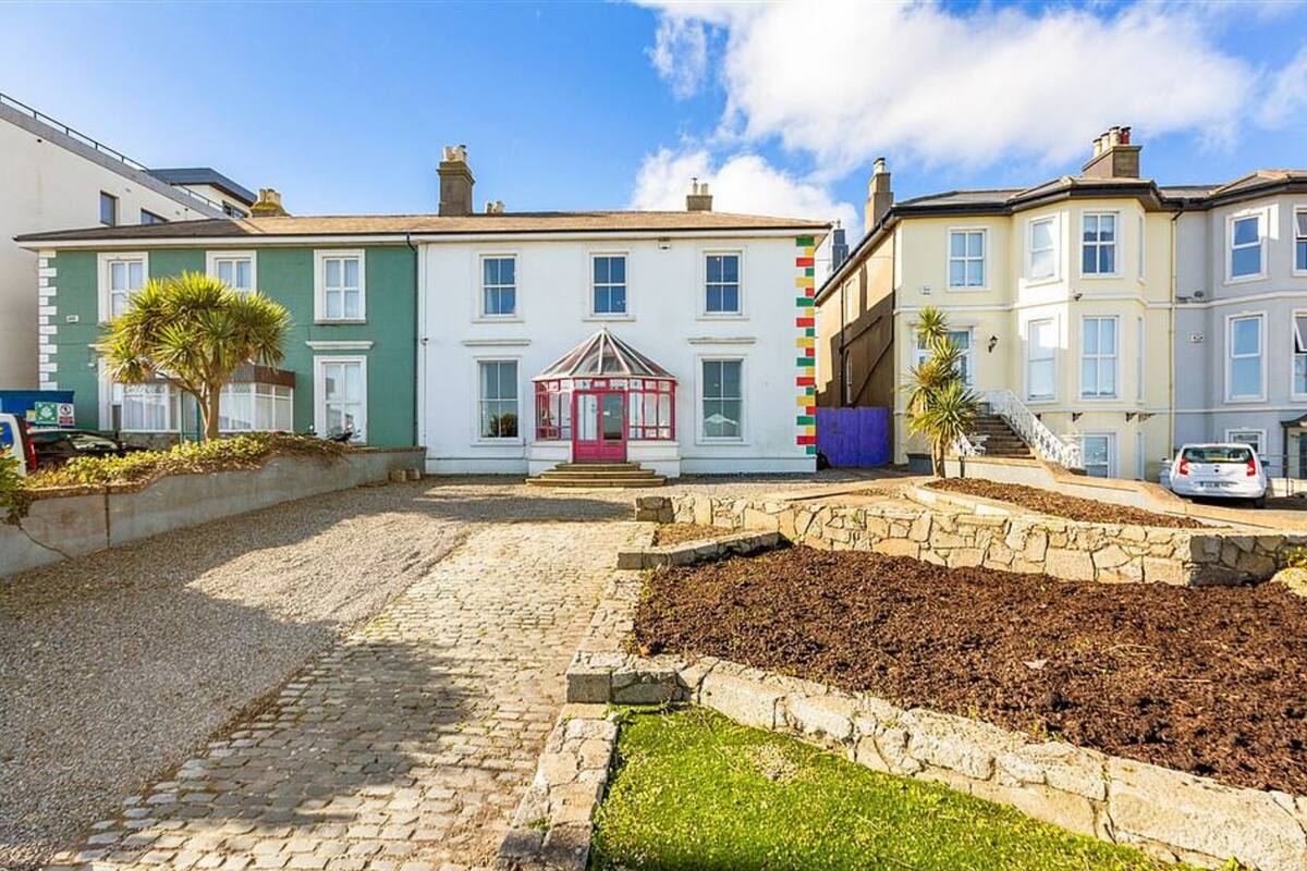 Aunque exhibe ladrillos de colores, la fachada de la casa irlandesa de Sinéad O’Connor es lo menos estridente de la propiedad