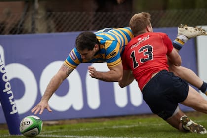 Aunque Francisco Jorge logra evitar un try de Belisario Agulla, el wing consiguió uno en la goleada de Hindú, una más de las que padeció Pucará en las 13 fechas del Top 12.