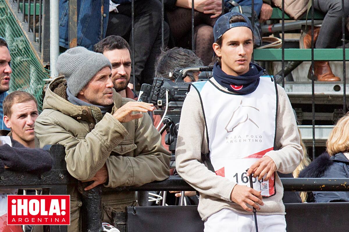 Aunque hacía menos de una semana que había vuelto de Inglaterra, Poroto, que en la foto está con su papá, quiso ser parte de la muestra del campo.