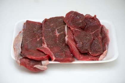Aunque la carne puede oscurecerse por oxidación, la aparición de tonos verdosos, grises apagados o manchas extrañas representa una alerta ineludible