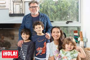 Aunque la casa fue por años su lugar de fin de semana, llegada la pandemia se instalaron definitivamente en Villanueva, en zona norte. En la foto se ve a la pareja de artistas junto a sus hijos, Jerónimo, Tomás y Paloma.