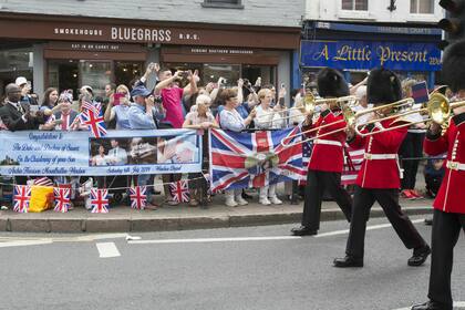 Aunque la ceremonia será privada, cientos de personas se acercaron a Windsor para celebrar el bautismo