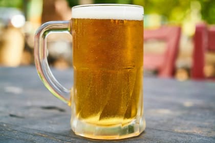 Aunque la cerveza ofrece ciertos beneficios en un consumo moderado, conviene evitar mezclarlas con determinadas comidas