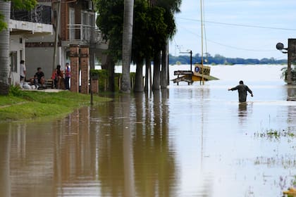 Aunque la gente convive con el río, cuando el agua pasó la defensa, muchos vecinos entraron en pánico