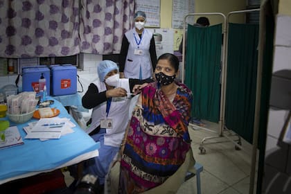 Aunque la India es el segundo país del mundo con más casos de coronavirus, más de 10,7 millones, el número diario de nuevos contagios y muertes no deja de retroceder desde hace meses
