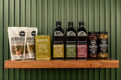 Aunque la marca es reconocida por su aceite de oliva virgen extra, desde 2023 comenzó a ampliar su portfolio. Uno de los productos destacados, por supuesto, son las aceitunas.