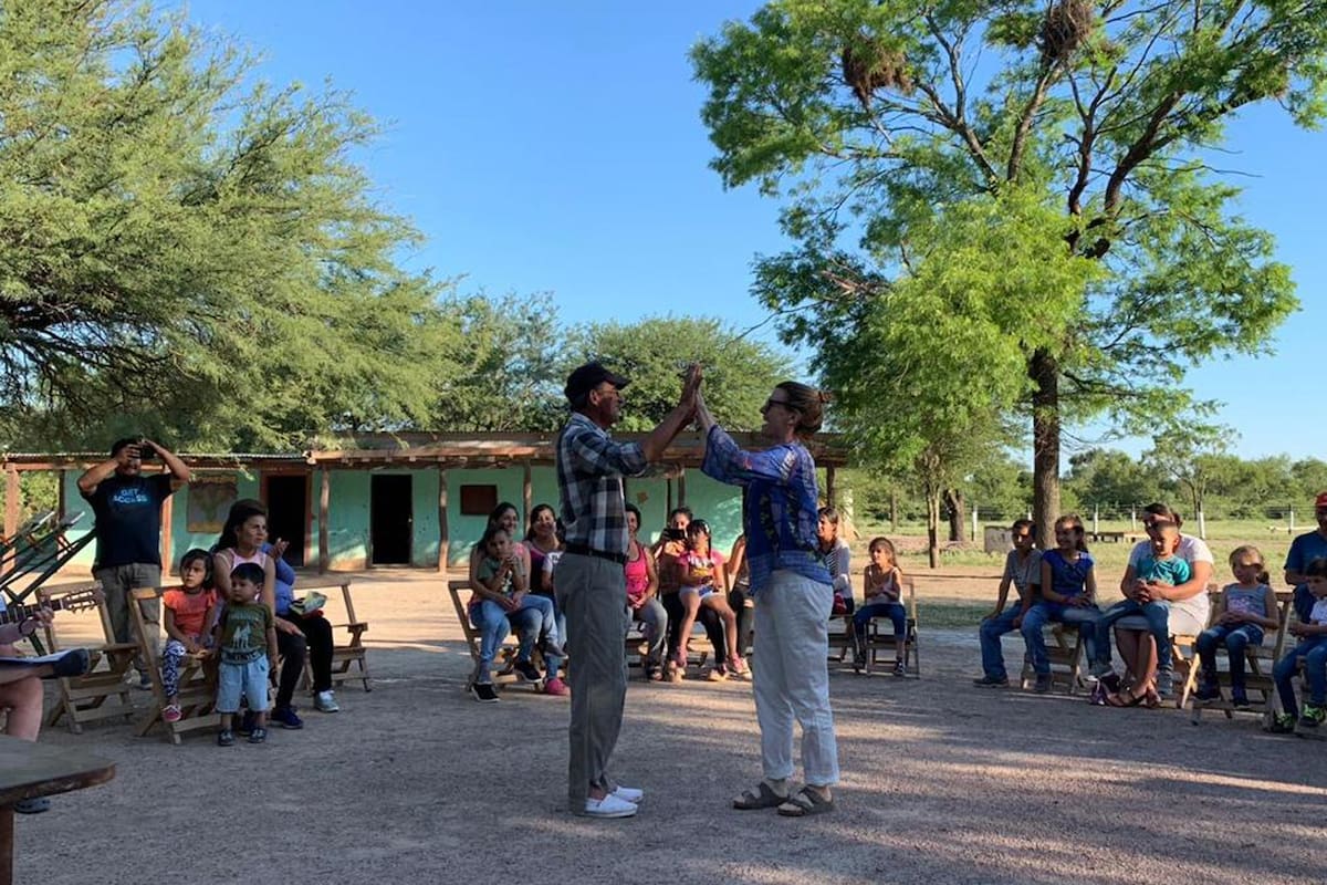 Aunque la mayoría de los argentinos se considera solidario, muy pocos piensan que deberían hacer algo para cambiar la realidad por los que menos tienen; hay un compromiso "light" y esporádico. En la foto: Carolina Reymundo, quien viaja a Santiago del Estero todos los años con su familia.