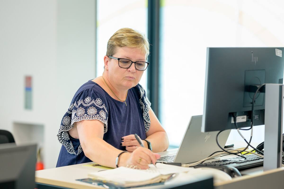 Aunque la mayoría de los estadounidenses optan por la deducción estándar, es importante considerar beneficios adicionales