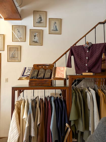 Aunque la propuesta es mayoritariamente de ropa de mujer, también hay una selección para niños y hombres