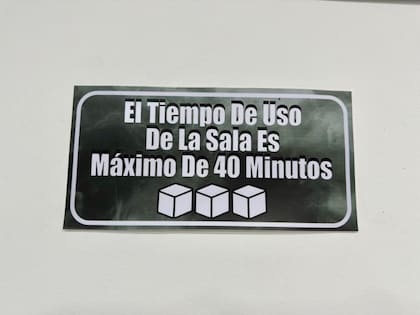 Aunque la sala tiene un tiempo máximo de uso, a algunos habitantes de calle se le permite dormir un poco si no hay mucho flujo de personas