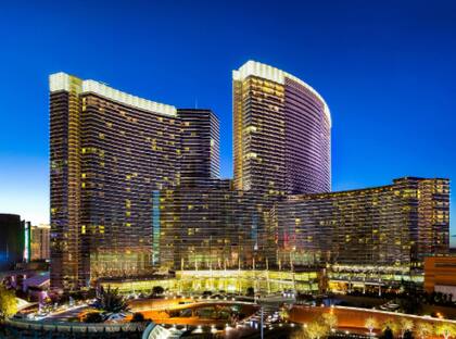 Aunque Las Vegas avanza hacia las energías renovables, sus deslumbrantes luces, como las del icónico letrero, siguen demandando un alto consumo energético.