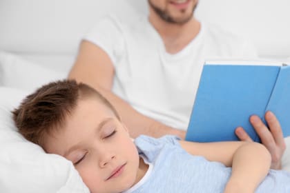 Aunque lleva tiempo, es importante generar rituales antes de que los chicos se vayan a dormir, como leer un cuento