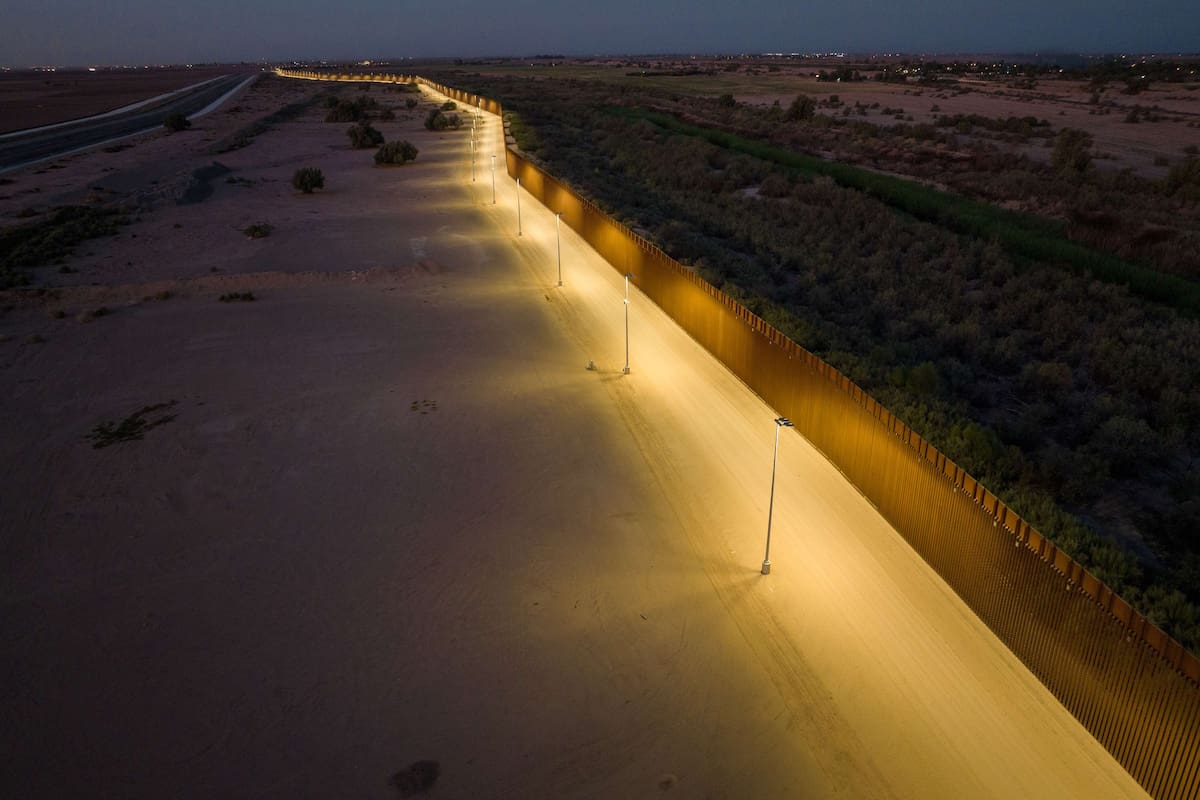 Aunque los funcionarios de gobierno dicen que no hay un cambio de política migratoria, deberán acatar la ley y construir 32 kilómetros de muro en la frontera con México (Archivo)