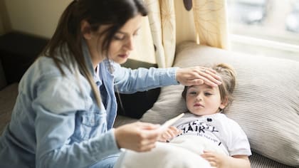 Los síntomas iniciales para la consulta temprana son fiebre durante tres o más días junto con dos o más de cinco síntomas