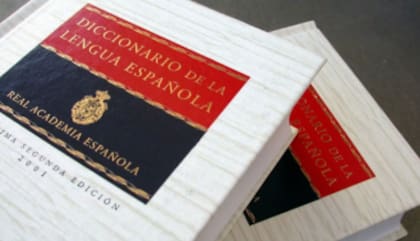 Aunque millones de personas usan distintas expresiones todos los días, la Real Academia Española explicó cuáles son las respuestas adecuadas y qué diferencias existen entre ellas (Foto: RAE)
