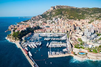 Aunque Mónaco es conocido por su exclusividad, casinos de lujo y yates multimillonarios, también puede ser un destino accesible para viajeros con presupuesto limitado