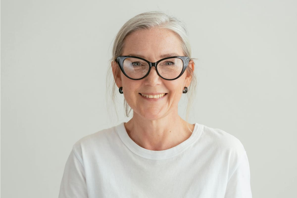 Aunque muchas personas eligen lucir sus canas con orgullo, otras buscan alternativas naturales para prevenir su avance