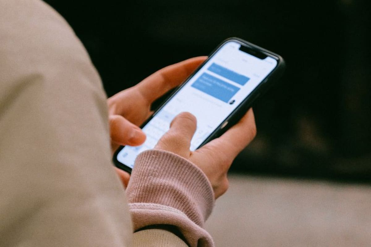 Aunque muchas personas utilicen las mayúsculas para escribir sus mensajes en WhatsApp, la RAE recomienda reducir su uso a lo elemental