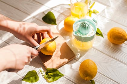 Aunque muchas personas utilizan el jugo de limón para limpiar frutas y verduras, los expertos advierten que su poder antibacteriano es limitado (imagen ilustrativa)