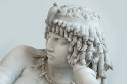 Aunque muchos representaron a Cleopatra, los historiadores coinciden en que nadie tiene la certeza de cómo es su rostro. L estatua de Girolamo Masini, 1882, está expuesta en la Gallería de Arte Moderno en Roma