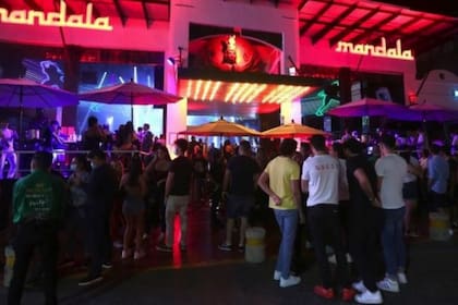 Aunque muy lejos de sus cifras anteriores a la pandemia, el turismo y ocio nocturno sigue existiendo en destinos de México como Cancún