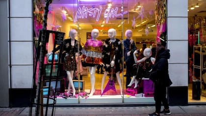 Aunque Nasty Gal parecía imparable, la empresa comenzó a tener problemas financieros y operativos