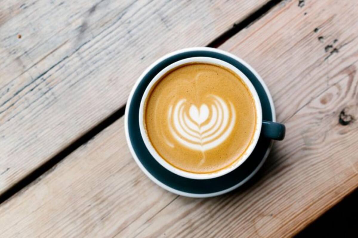 Aunque no bebas café o té, lo más probable es que consumas cafeína de manera regular ya que se encuentra en todo, desde las bebidas gaseosas y remedios para la gripe hasta el café descafeinado y el chocolate.