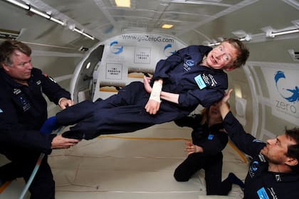 Aunque no cumplió su sueño de llegar al espacio, Stephen Hawking sí experimentó la gravedad cero en 2007