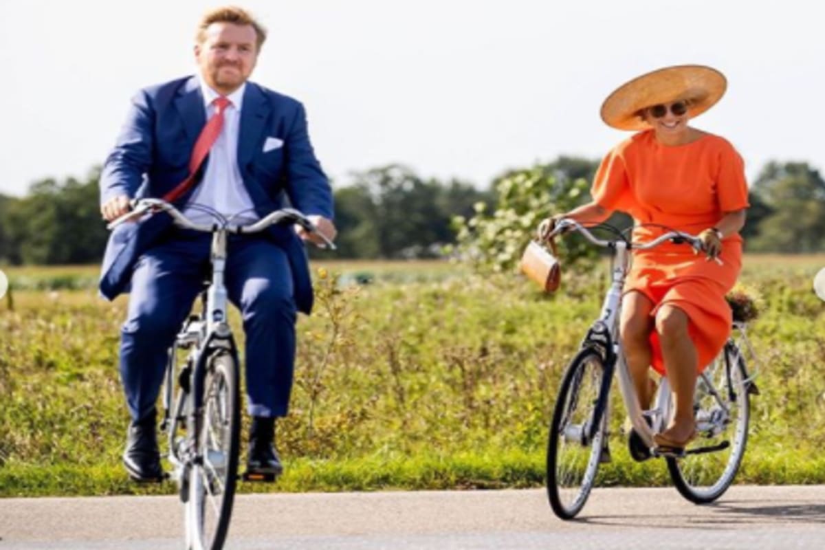 Aunque no es la primera vez que es fotografiada en bicicleta, en esta ocasión Máxima demostró sus habilidades en tacos durante una visita a un parque ecológico durante la primera gira real en contexto de pandemia