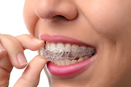 Aunque no existe una única causa ni una solución universal, especialistas de la institución médica proponen una serie de medidas orientadas a reducir el rechinar de dientes durante la noche