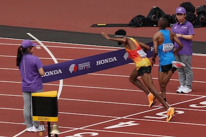 Aunque no parezca, Petros (de naranja y amarillo) perdió la carrera ante Simbu, de azul