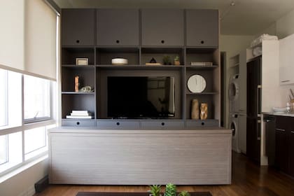 Aunque no se ven a simple vista, los sistemas automatizados permiten mover muebles y cambiar la configuración de un pequeño departamento en cuestión de segundos